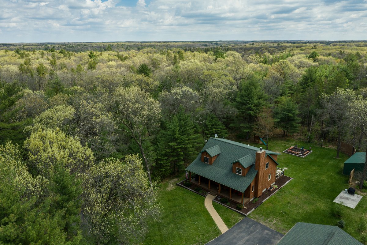 RusticRetreats1's tweet photo. If the hotel isn't cutting it for vacation anymore...#mooselodge #rusticretreats #wisconsindells #vacationhome #airbnb #vrbo #logcabin #bookdirect https://t.co/n2hgUERgok