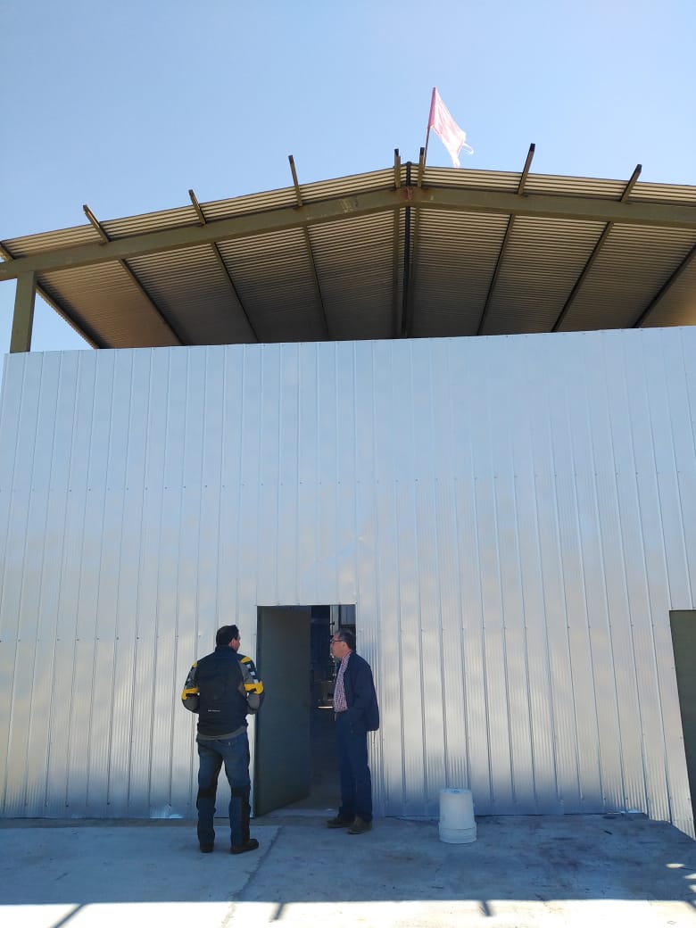 cevdelsur's tweet photo. Seguimos apoyando la instalación de la nueva infraestructura que tendrá la empresa asociativa Eco Parras Spa, en la comuna de Portezuelo, donde lucirán una moderna bodega y equipamiento para la elaboración de vinos. 
@CorfoNuble @IngridQuezadaM @UCDavisChile https://t.co/MU5y272dpZ