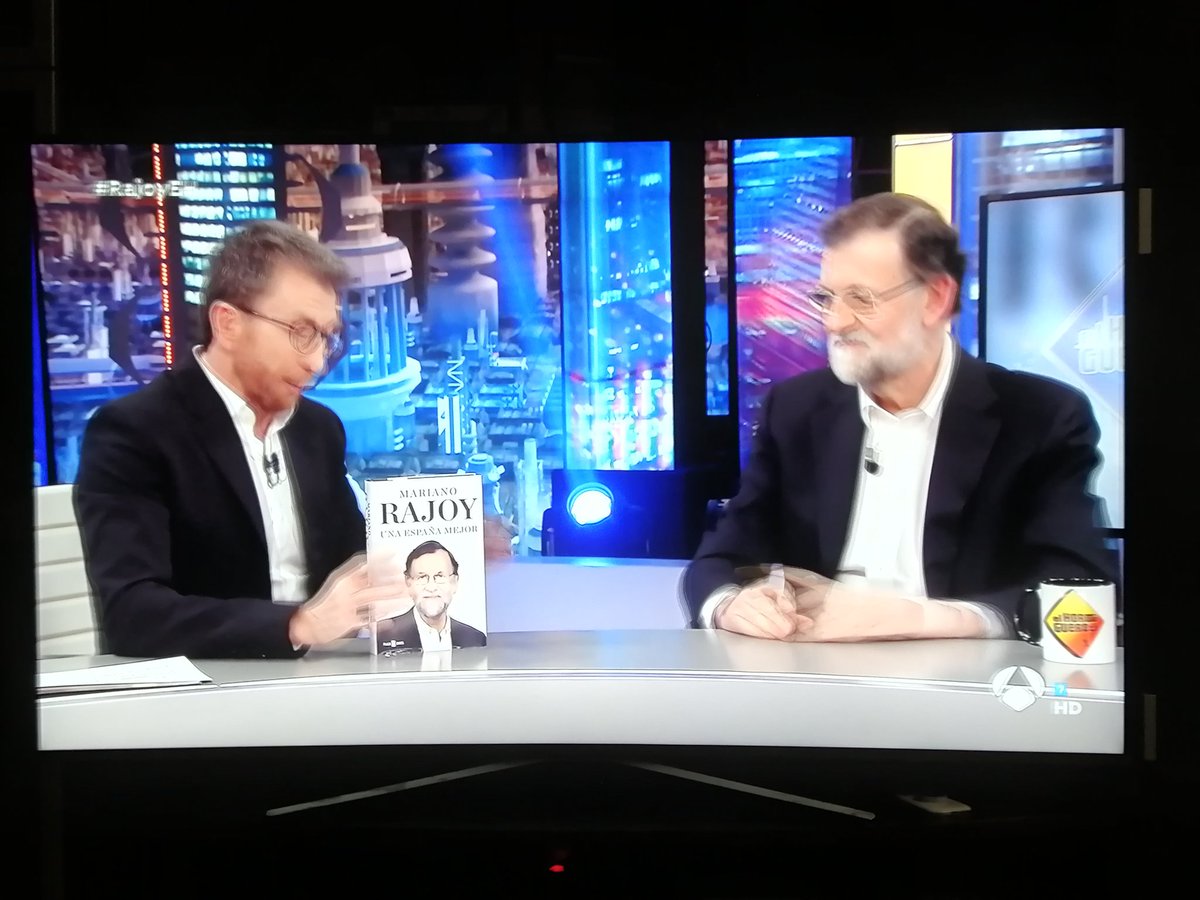Luillyvily's tweet photo. @El_Hormiguero @marianorajoy #RajoyEH el estilista hizo su trabajo; los tres vestidos igual!!!! https://t.co/TAipFqL166