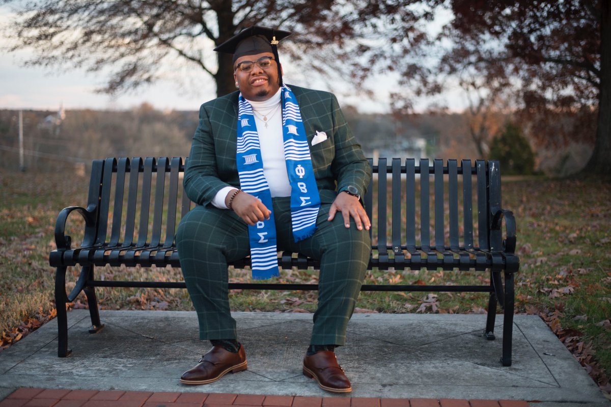 ComeUp_kidd's tweet photo. Mission Complete: A Black Engineer 🥂🍾 #GradSzn https://t.co/kSxPC03saB