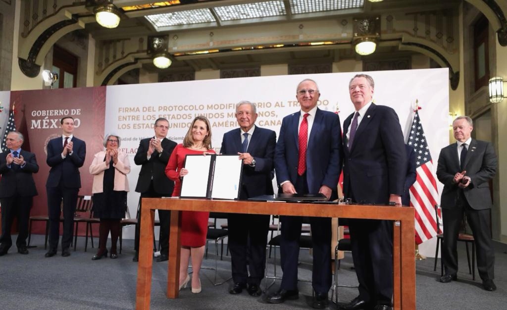 m_ebrard's tweet photo. Avance muy relevante para México gracias al liderazgo del Presidente López Obrador la firma hoy  del TMEC después de un año y diez días de negociaciones. https://t.co/Ca3ioLOJhF
