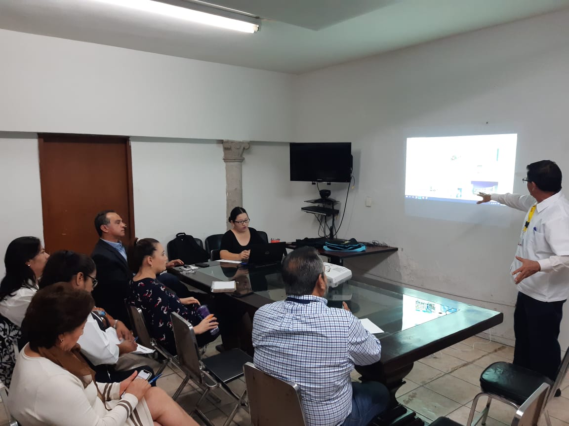 ssaludsonora's tweet photo. Personal de Jurisdicción V, recibe capacitación por parte del titular de Calidad Estatal, sobre el nuevo modelo de Atención Integral a la Salud (APS), que implementará el Gobierno Federal. #SaludSonora https://t.co/vQx0ygha1S