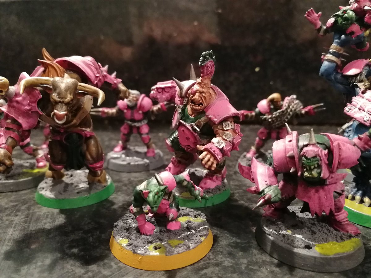 tabletopfaraway's tweet photo. Who says we never post any miniatures any more? After about a year of on/off work, Tom's #chaosrenegades #bloodbowl team are done. #Warhammer #gamesworkshop https://t.co/ceuLfCgFBd