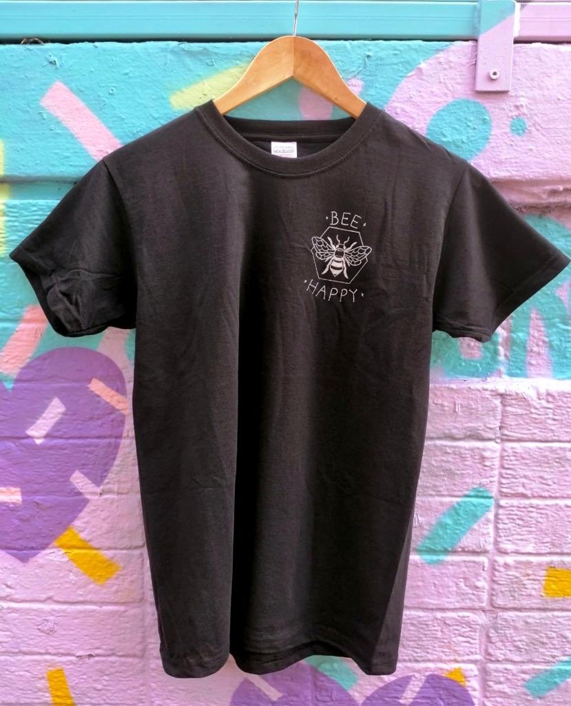 urbanbearco's tweet photo. 🐝 Bee Happy T-shirt’s make #awesome #stockingfillers 🐝 

Available from our Etsy shop for £12 with free UK delivery 📦 

#stockingstuffers #secretsanta #giftideas #christmas #shopping #vegangifts #travelgifts #shopsmall #supportsmallbusiness #quirkygifts #christmasgiftsideas https://t.co/cKgBRLb1sQ