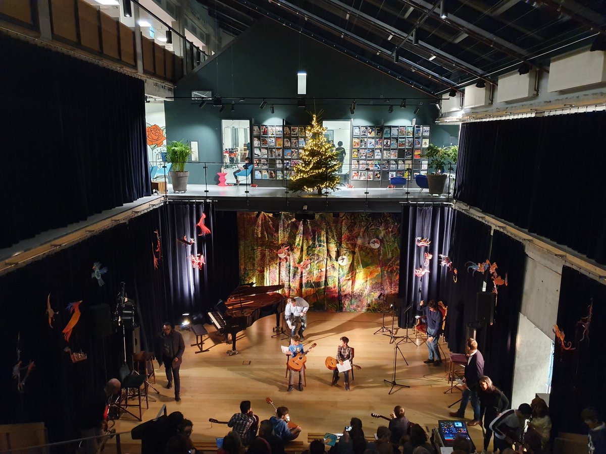 VAKdelft's tweet photo. Wat was het leuk, gezellig druk en goed vanavond! Iedereen heel erg bedankt voor een mooie Lichtjesavond in OPEN! #Lichtjesavonddelft #delft @L_A_Delft @laskewitz_peter @GemeenteDelft @Fonds1818 #docenten #leerlingen #koordirigenten #publiek #vuurendans #korenfestival https://t.co/BvqzZo6qAK