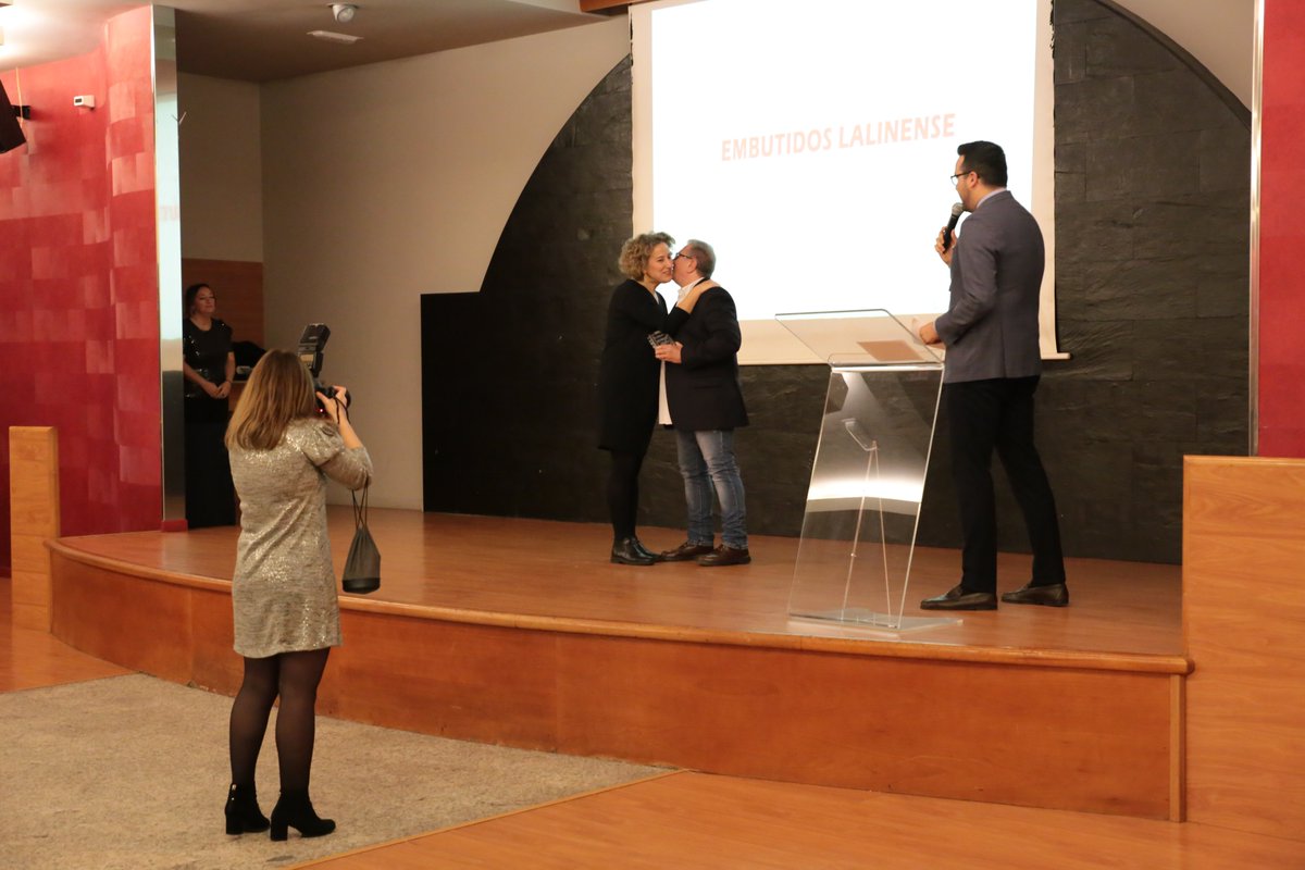 cunasdavia's tweet photo. Enhorabuena a @laALACENARoja por estos seis años de información gastronómica... y a los premiados @EmbutidosLalin #delcomer #55pasos #delbeber y @aquintadaauga #delviajar ¡Fantástico evento! https://t.co/engYptsUgH