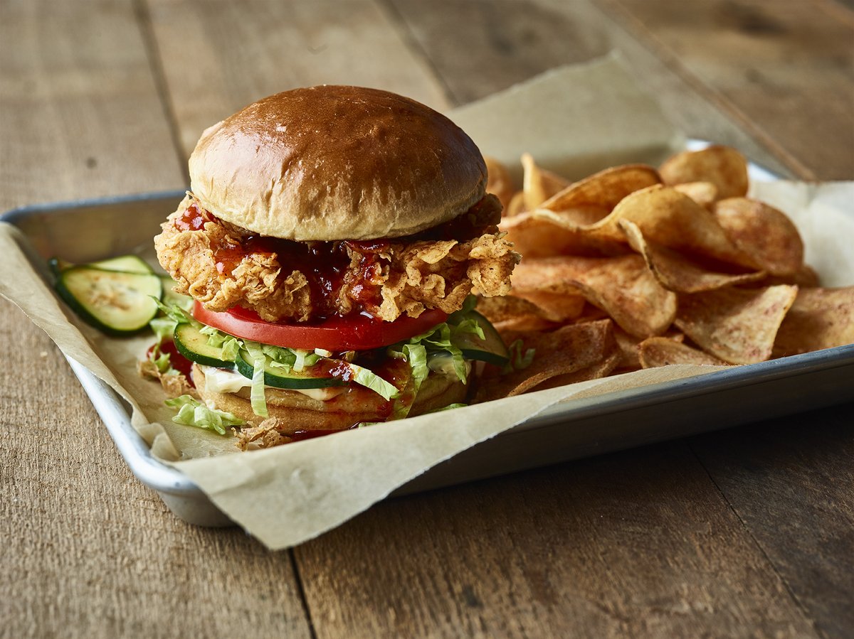 Move over, we’ve got a new contender in the #chickensandwich game and it’s 💪

Come check out the Crispy Sriracha Chicken Sandwich @AussieGrillbyOutback 🔥