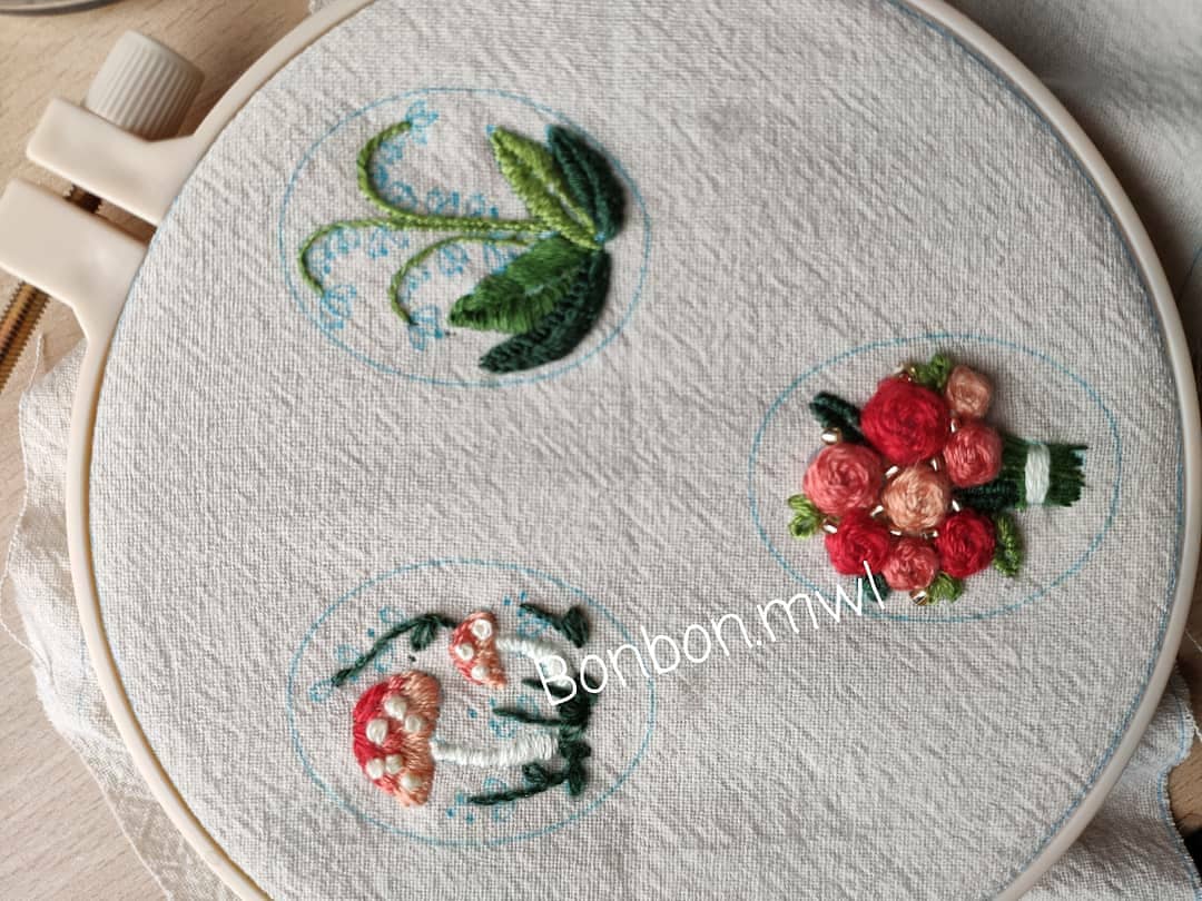 Spent 12 hrs working on these vintage floral embroidered necklaces and very satisfied with the result.

#floralembroidery #embroideryflowers  #handmadenecklaces #diy #vintage #handicrafts #handmade #刺繡 #刺绣 #刺繍 #する #자수 #項鍊 #偽文青 #頸鏈 #吊墜 #手作 #首飾 #花 #復古