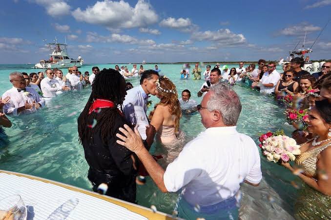 F3rn's tweet photo. Hace tres años una amiga mía se quiso casar dentro del mar como una sirena y fue una de las mejores bodas a las que he ido en mi vida. Hoy murió de cáncer. Hagan lo que les dé su chingada gana para ser felices, sin importar lo que digan o piensen los demás. https://t.co/5Uv9JxdFiW