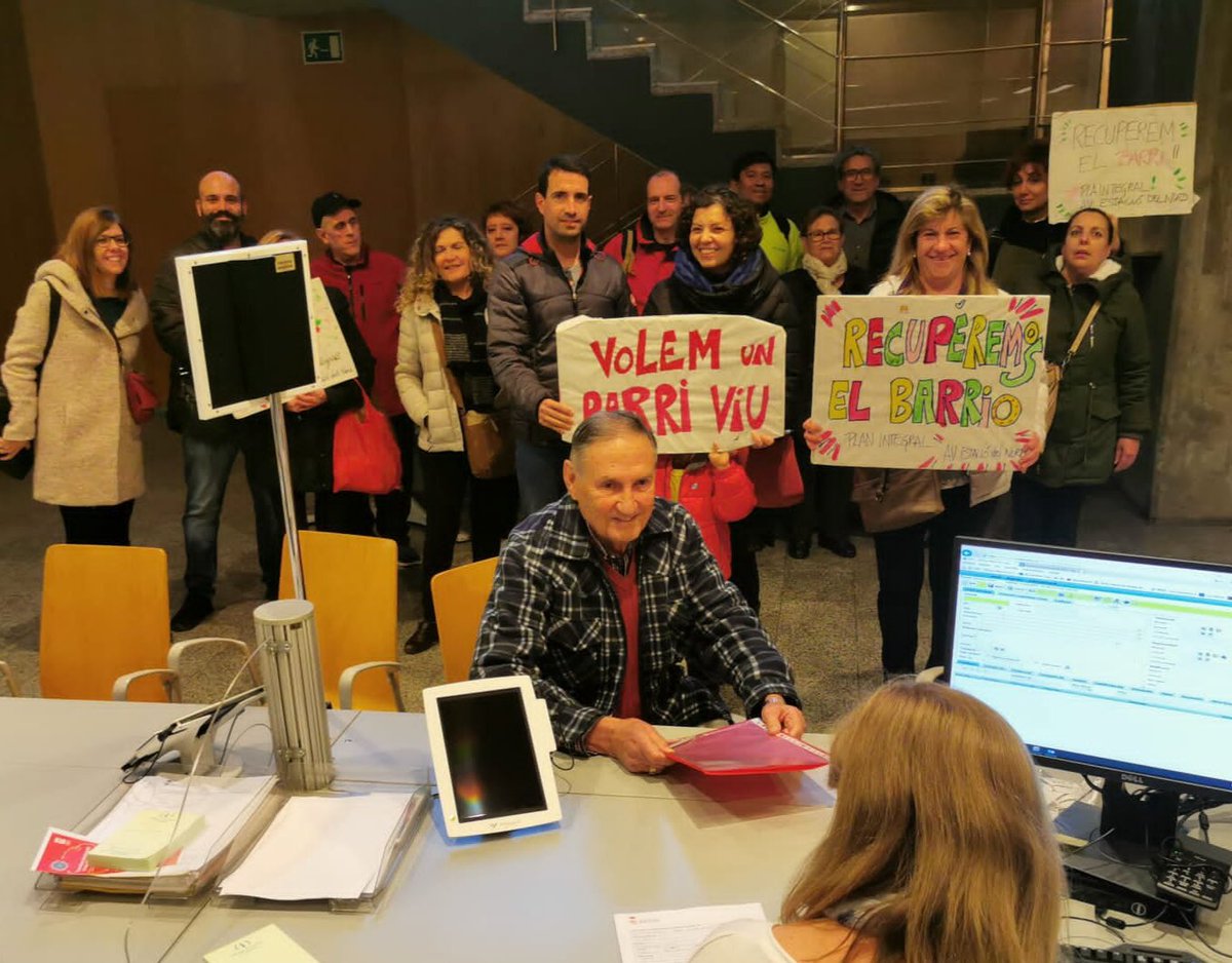 avvestacionord's tweet photo. Ahir l’@avvestacionord va presentar al registre de l’@ajmollet la seva proposta de #PlaIntegral pel #BarriEstacióNord .
Una nombrosa comitiva de veïns i veïnes van acompanyar al president de l’AVV a l’acte de registre, per tal de mostrar el seu suport a aquest projecte. #Mollet https://t.co/Uu1rV3VWaI