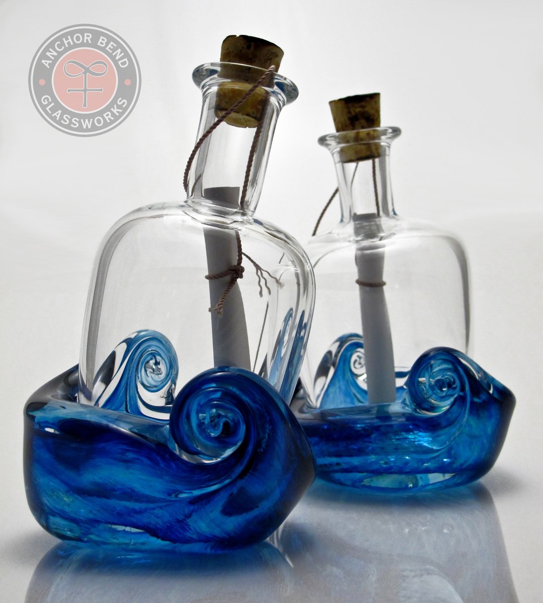 AnchorBendGlass's tweet photo. Send a message with the Message Bottle Glass Sculpture, a unique and fun design. Includes parchment paper scroll, nautical rope and a cork.
#anchorbendglassworks
#contemporaryglassart
#artglass
#messagebottle
#nauticalglass https://t.co/od1mOssMj2