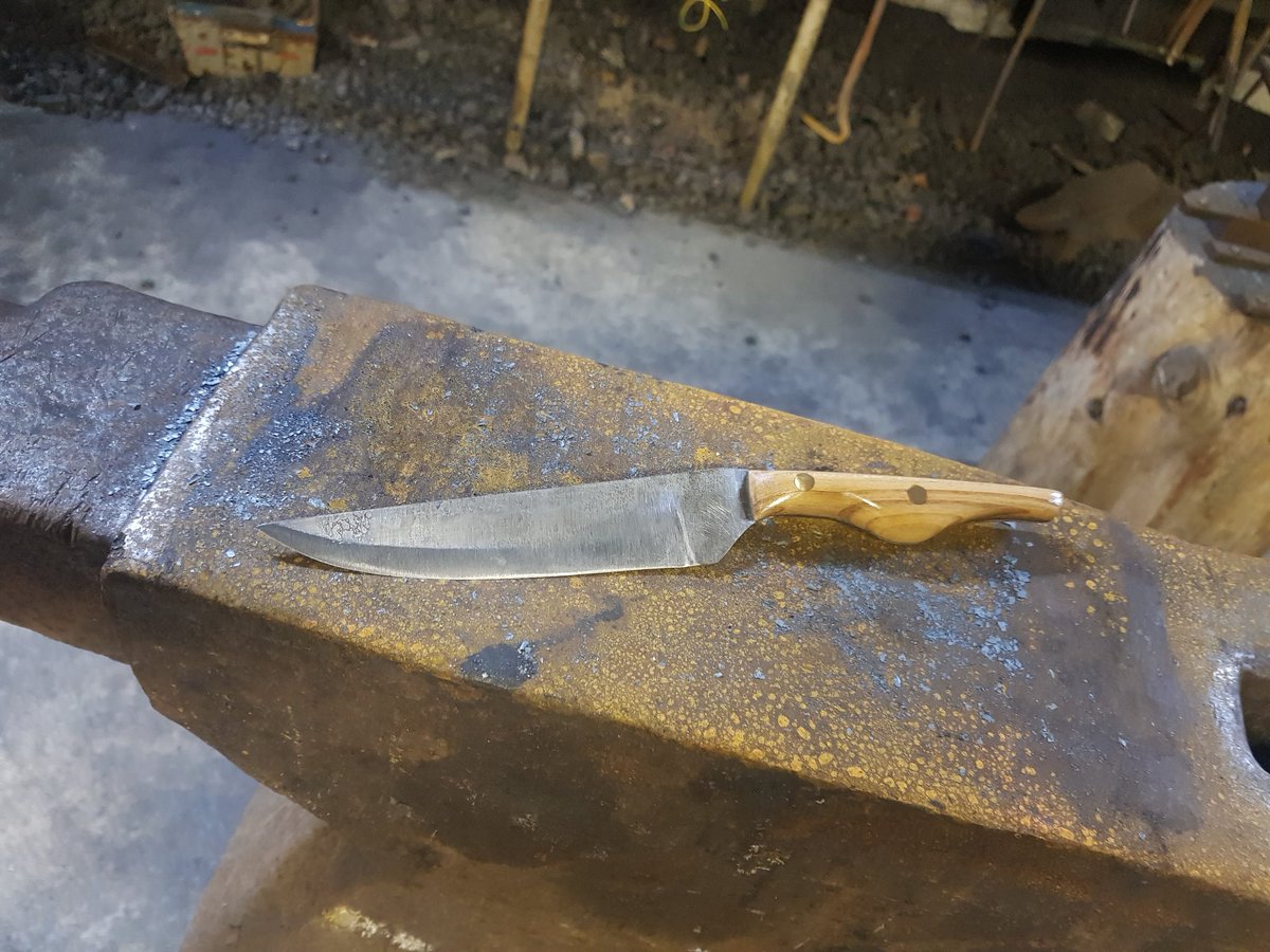 hotmilkforge's tweet photo. Lovely little blade finished by Keith tonight on the evening class . #hotmilkforge #Blades #knifemakers #blademonth #bladesmith #blacksmith https://t.co/jejx2iNDjX