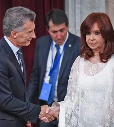 lilirro's tweet photo. Admiro la fortaleza de estómago de mi (por siempre) Presi.
#MacriMandatoCumplido https://t.co/z8ROqTvJ8C