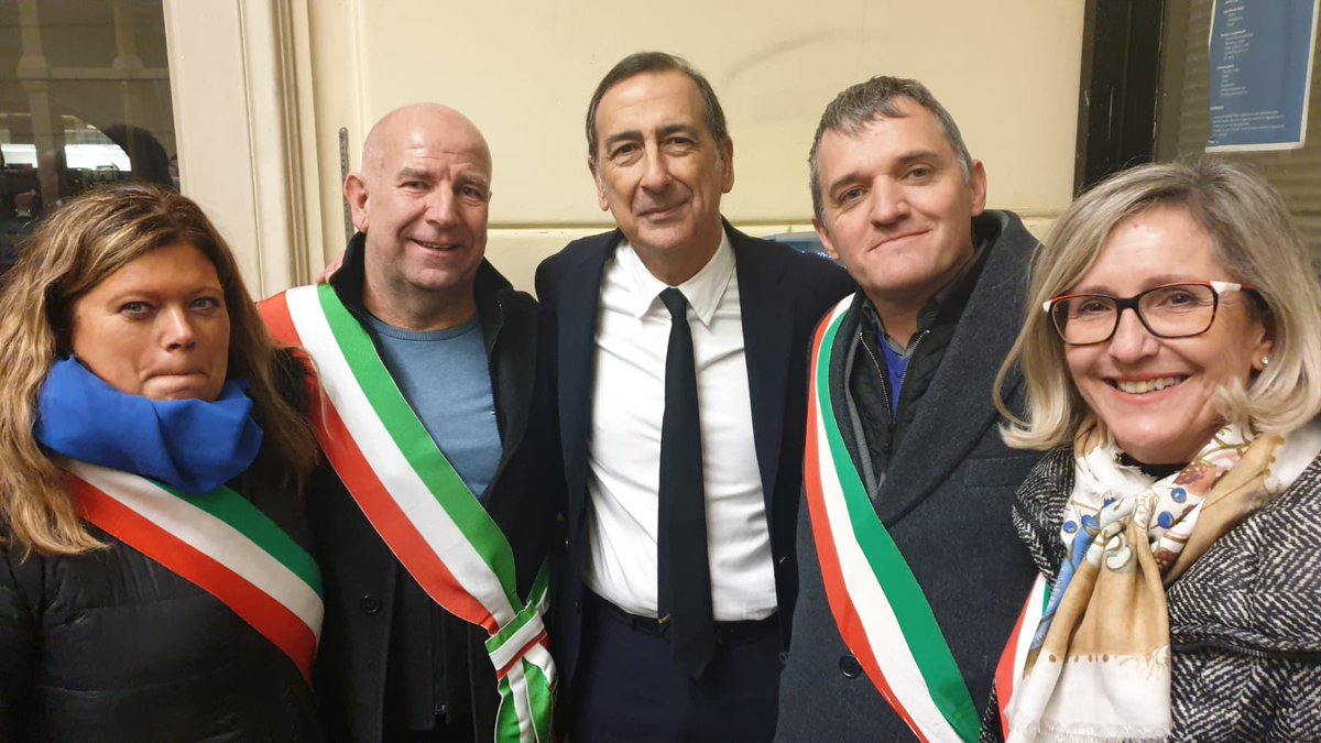ComuneSarre's tweet photo. Anche Sarre ha partecipato alla manifestazione 'L'odio non fa futuro' in sostegno alla senatrice a vita Liliana Segre. Secondo il sindaco di Milano, Giuseppe Sala,  "Il nostro è un no all'odio e all'antisemitismo. Seicento sindaci non si muovono per niente. https://t.co/zwpawCeZ2o