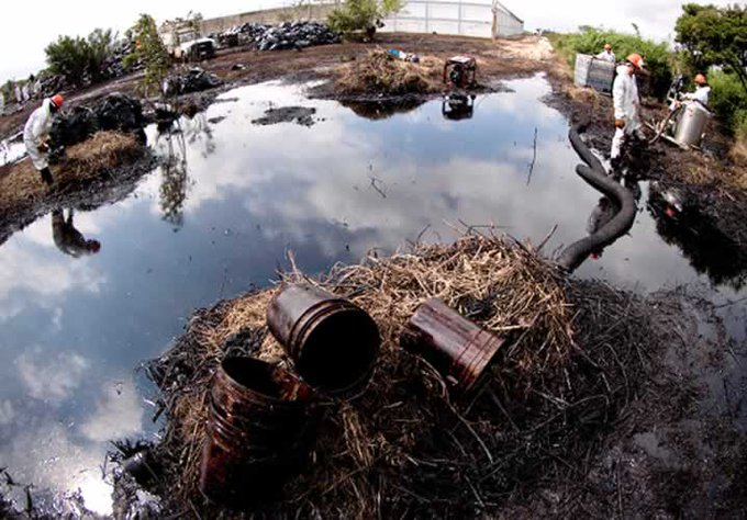 OaxacanewsENG's tweet photo. #toxitourMexico documents devastating environmental damage caused by the oil industry in the southern port city of Coatzacoalcos #Veracruz. For decades petrochemical companies have contaminated air &amp; water with mercury &amp; dioxins that can lead to cancer.
📰https://t.co/FpoIrrx6vo https://t.co/rf1X1YM6Ci