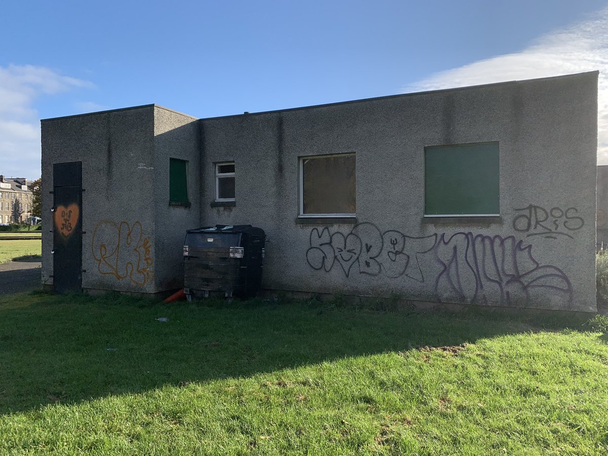 Scotkraut's tweet photo. Dear @Edinburgh_CC, @adamrmcvey, @CllrChasBooth etc
Can you please help Sara &amp; Projekt42 to bring the derelict building and the bowling greens back to life? #socialenterprise #community #Leith https://t.co/c94RzdqE6q