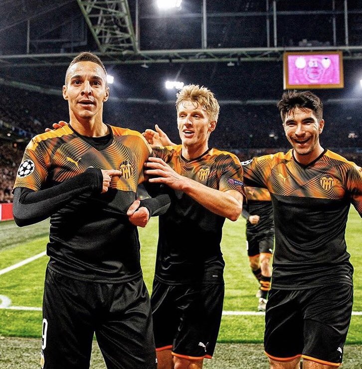 crispiccini's tweet photo. Qué sufrimiento desde casa. Que orgullo ser parte de este grupo. Estamos en octavos, gracias, y enhorabuena familia...AMUNT @valenciacf!!!! 🦇 https://t.co/4E9sk8qPH8