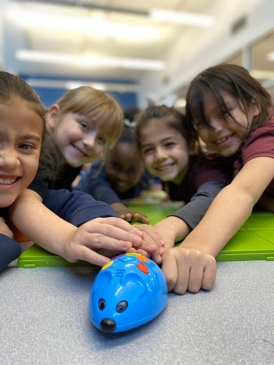 Another great day coding for #CSEdWeek #HourOfCode #CSEDWEEK2019 today these second graders played robot mouse and had to figure out how to get the mouse to his cheese 🧀 #sepjrnyc @csteachersorg @DOEChancellor #inspireD31 #csforallnyc @NYCSchools @UFT