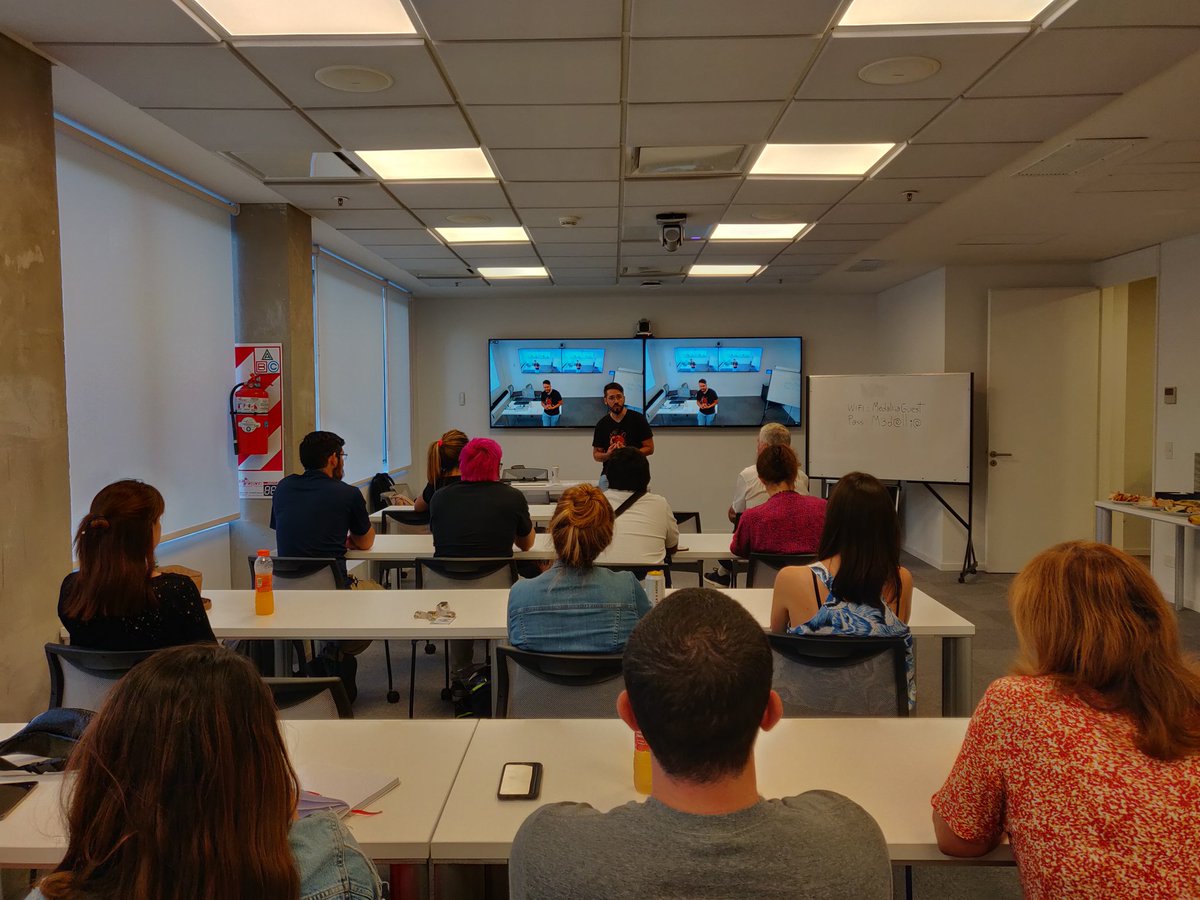 ajolo's tweet photo. Comenzando la meetup de #InclusionIT con @Juanxbalian de @ElGatoyLaCaja y @MartinBalda de @Santander_Ar en @MedalliaArg https://t.co/3fULJlsd0k