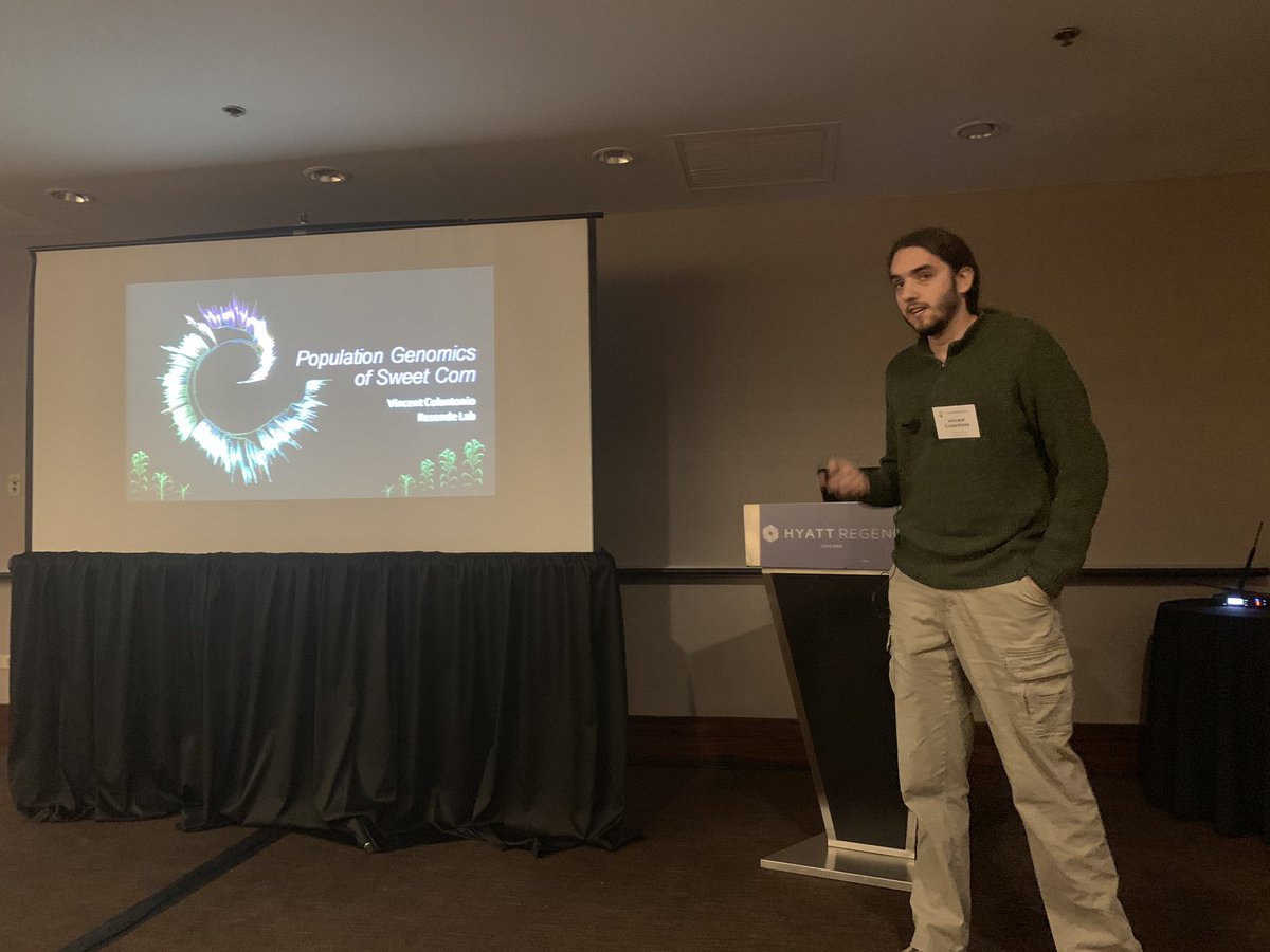 MarcioResendeJr's tweet photo. And the ISCDA/CBR meeting is over. Great set of talks. All the students who presented did a great job. Congratulations to Vincent Colantonio @Huperzia the Larry Darrah Student Presentation Award winner #cornbreeding https://t.co/ZFbhp7vv6l