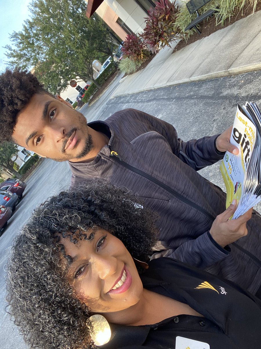 SprintStore2189's tweet photo. @SprintStore2189 spreading the good word on our #deals Come and get your stocking stuffers at a discounts #Switch @JROSELL01 @andrewroberts91 https://t.co/SmQo3i9Joa