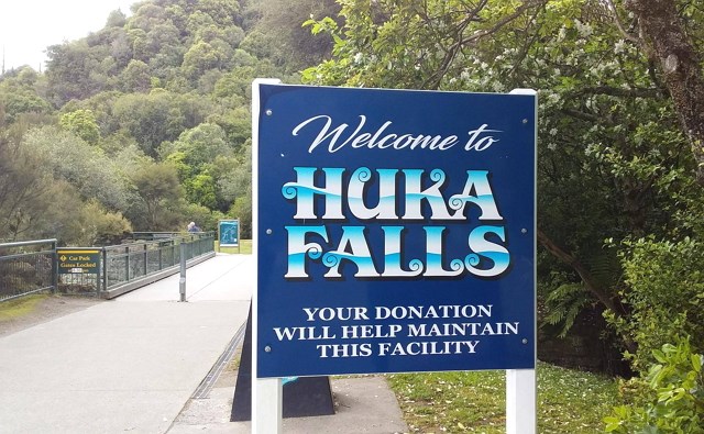 nzdsk's tweet image. #タウポ にある #HukaFalls はニュージーランド国内で最も訪問者数の多い自然観光スポットと言われています！
オークランドからは車で約４時間ほどです🚗

nzdaisuki.com/topic/event/hu…