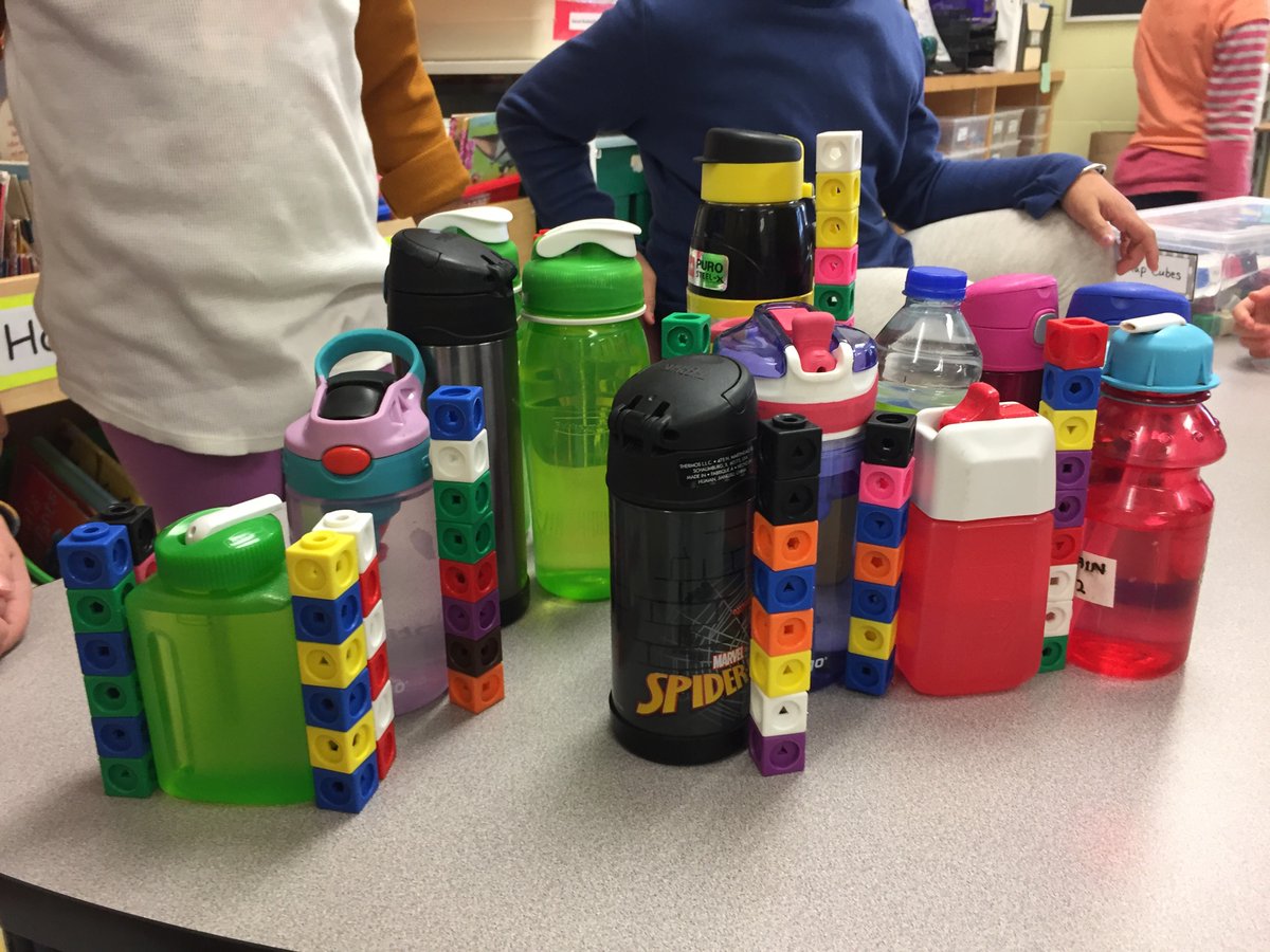 Ms_G_Yang's tweet photo. How tall is your water bottle?
#snapcubes
#nonstandardunits
@MiddleburyPS
@PeelSchools https://t.co/Eb69b4g4on