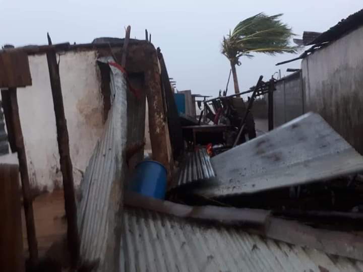 TojoRandriambo1's tweet photo. Pensées et compassion aux victimes et sinistrés du cyclone #Belna qui a ravagé des centaines de villages à l'Ouest de #Madagascar. https://t.co/EhHs470oE8