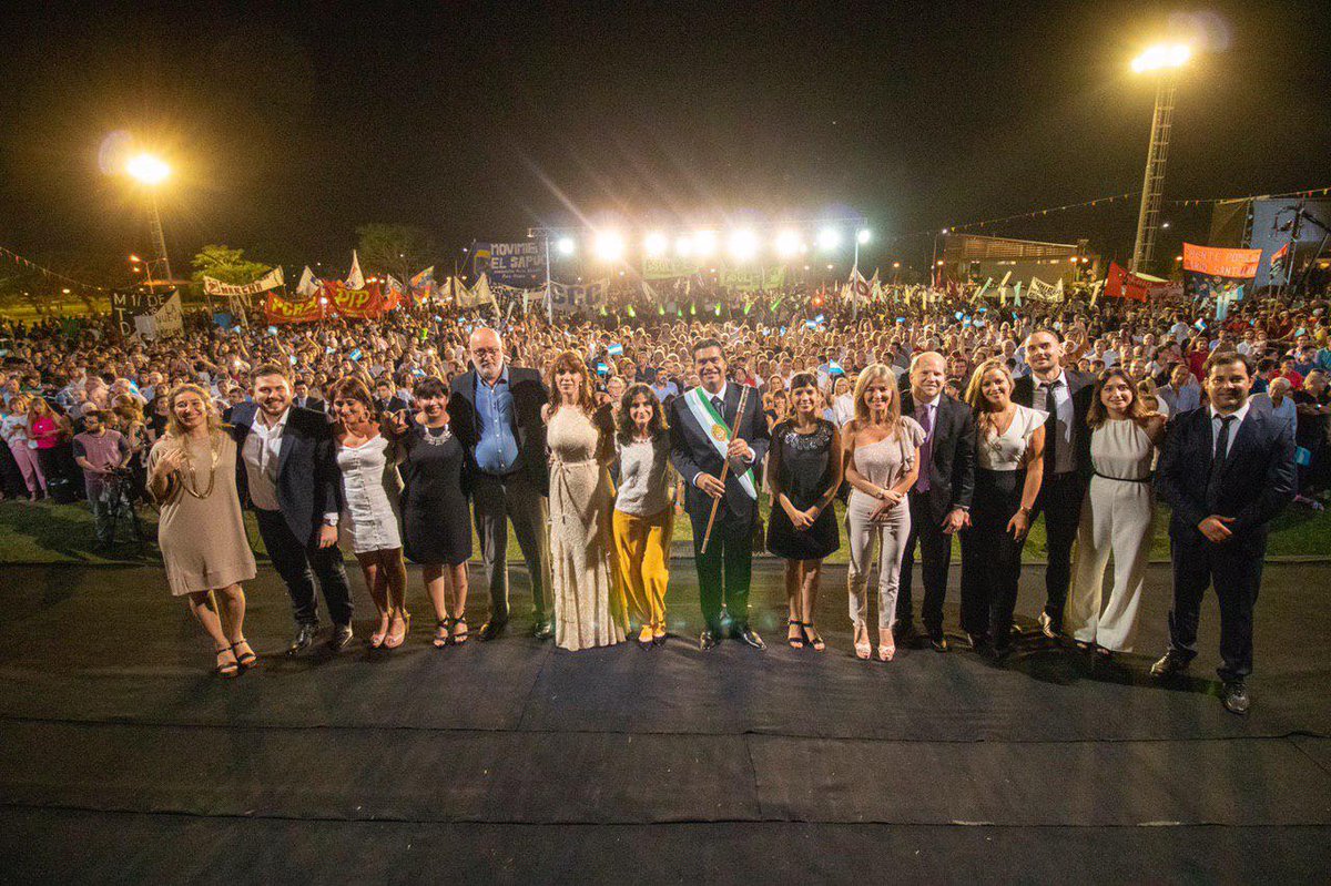 GobiernoChaco's tweet photo. @jmcapitanich asumió como gobernador junto a la vicegobernadora @analiarach en el Festival de la Democracia, ocho ministros y cinco secretarios. “Empieza una nueva etapa, quiero decirles que asumimos este compromiso y esta idea de gobernar para todos y con todos... https://t.co/jYApUbHT0q