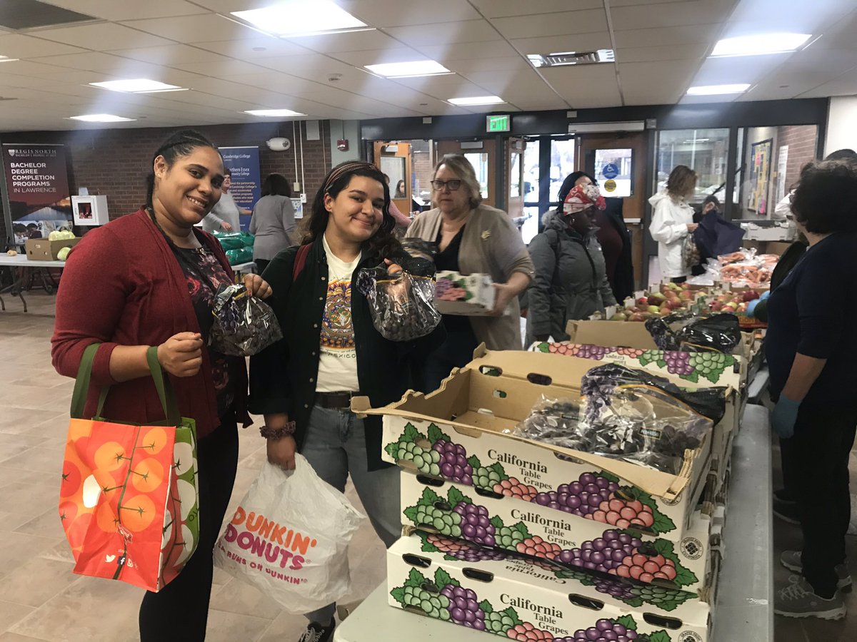 jvmezquita's tweet photo. Today was a great day at NECC! Our students, faculty and staff took part in our Fresh Market, holiday snack and candle decoration activities. This is the Knight Thing To Do! #somosnecc #theknightthingtodo #mycommunitycollege #myteamisamazing #wearenecc https://t.co/Ae5EnTHlCS
