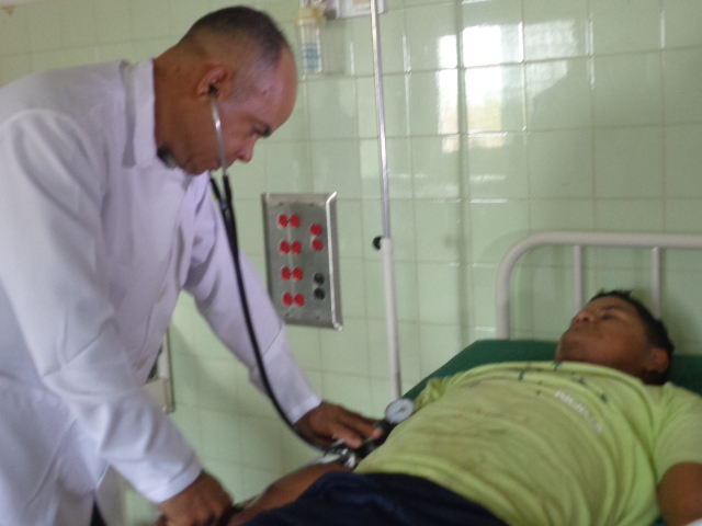 jpcalsur's tweet photo. Hasta los poblados selváticos de Amazonas llega la colaboración médica de #Cuba con #Venezuela y los dos países conjuntan esfuerzos en respeto de ese derecho humano. Estas imágenes corresponden a #Manapiare, a unos 195 kilómetros de #puertoayacucho, https://t.co/XT4Lh8u3LN