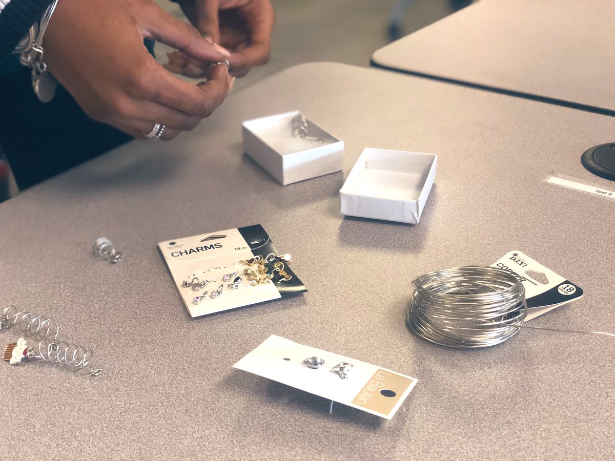 IrvingHighEYE's tweet photo. My advanced Entrepreneurship students working on their businesses, packaging up their products and getting ready to make some extra money for this holiday season. #HustleDoesntStop #MerryBusiness #HolidayHustle #Entrepreneurship https://t.co/orgBQMODZJ