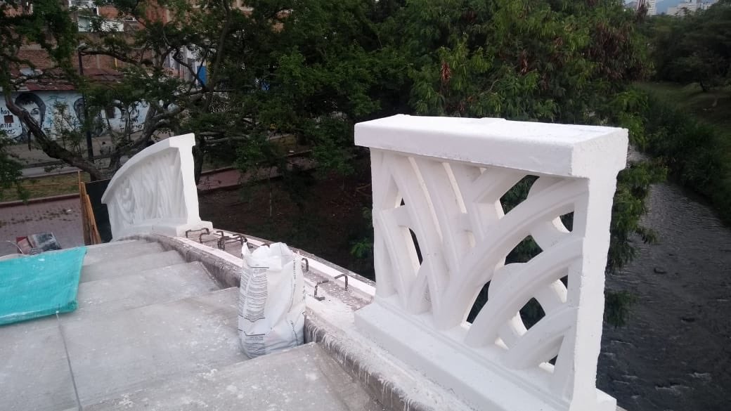 ferneycamacho's tweet photo. Estamos avanzando con el montaje de los módulos del puente curvo en el Parque Lineal Río Cali. Hemos instalado de 13 de 52. A finalizar este mes deben estar todos instalados #ObrasDelProgreso 👷🏽♂️ https://t.co/R5PENpmyic