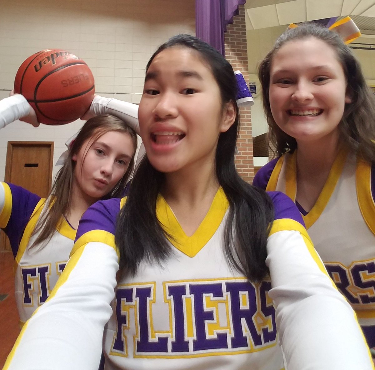 Letting a cheerleader borrow your phone during our squad photoshoot and finding a series of selfies afterwards...

#GoFliers #BBallSquad