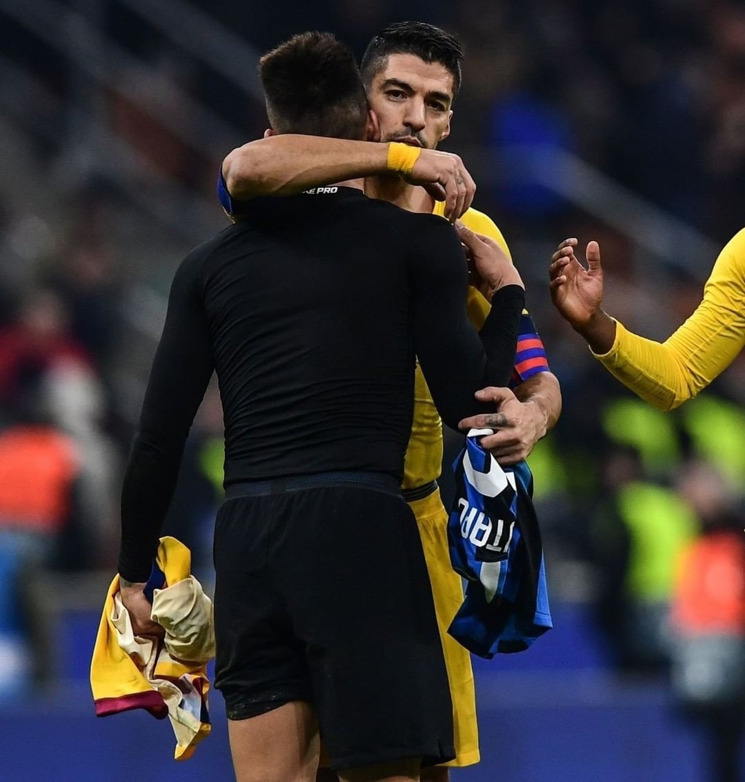 FutboleroCentro's tweet photo. Tras el final del partido, Luis Suárez intercambió su camiseta con Lautaro Martínez. ¿Será el heredero? https://t.co/erqgfNUold