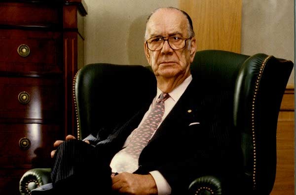 "El toreo es un arte misterioso., mitad vicio y mitad ballet. Es un mundo caricaturesco, vivísimo y entrañable el que vivimos los que un día soñamos con ser toreros"

Camilo José Cela