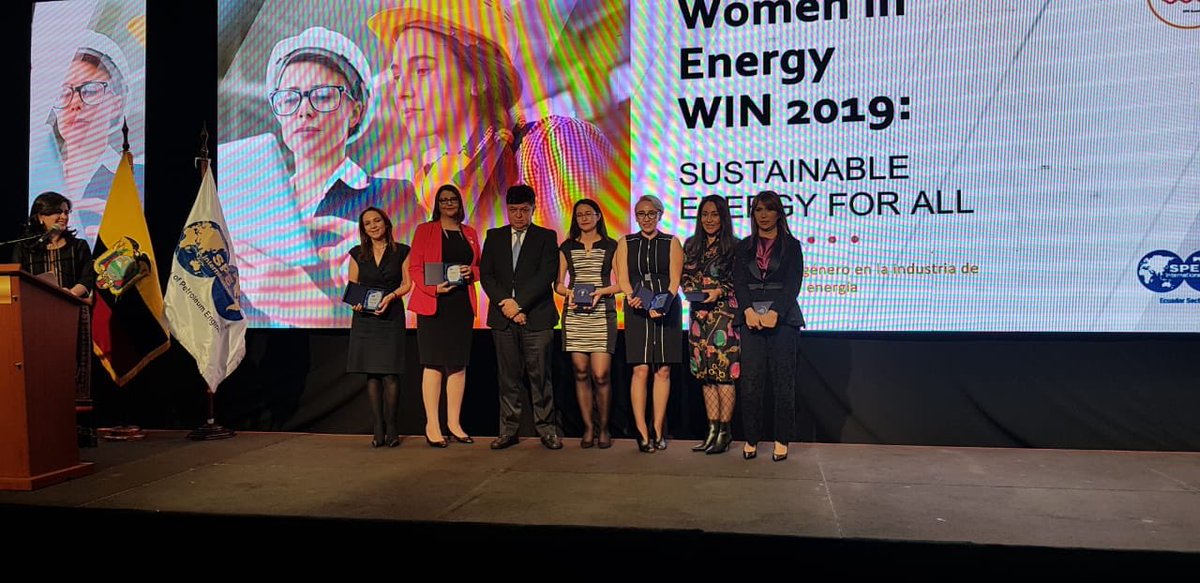 MargaritaRodri_'s tweet photo. Mi agradecimiento a @EcuadorSpe por entregarme el premio “Mujeres destacadas en el sector energético”, durante el “Women in Energy 2019”, lo recibo en nombre de todas las mujeres que hacen grande al sector con su trabajo y dedicación. @EcuadorSpe #WIN2019 #IgualdadDeGenero https://t.co/Jlq4fredQ3