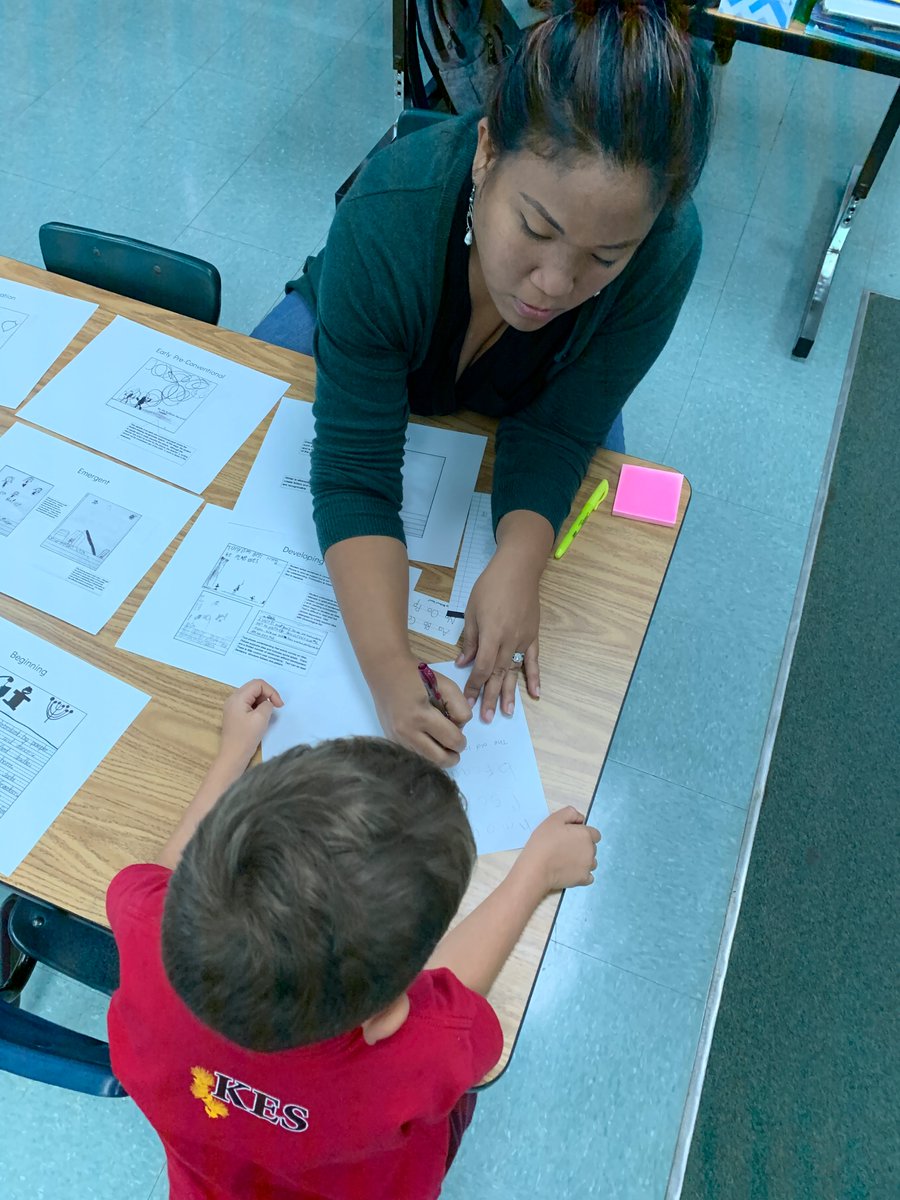 MrsBlaber's tweet photo. In Kindergarten writing conferences always include students talking about their drawing and writing with teachers, and looking at different exemplars to help them see their strengths and what more they can do to be better writers. #WeAreKeaau #Bencomo #Amana https://t.co/3mdO3EtsaJ