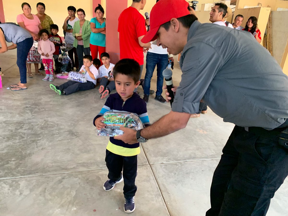 YengElida's tweet photo. Junto al equipo de @AdventistasMPN esta mañana compartimos #MásAmorEnNavidad con los pobladores de Limón Carro https://t.co/sPjGM7RjYg
