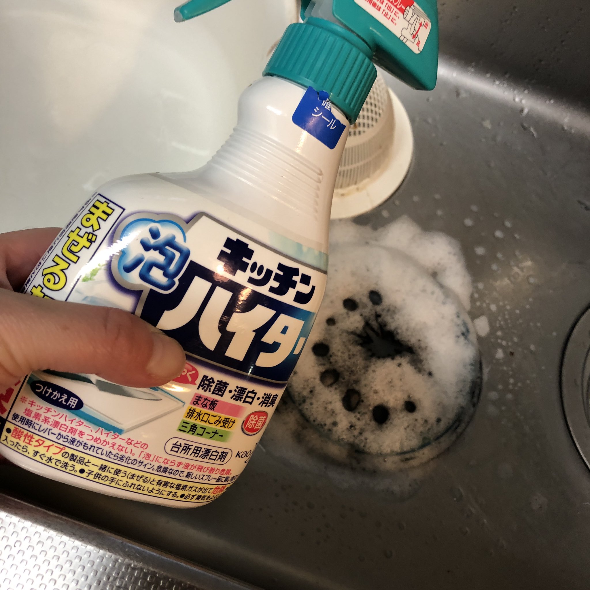 Miyuki 日曜夜はたいてい泡ハイターである程度除菌してから専用スポンジで 風呂に入ってる間にハイターさんが働いてくれて助かってます まな板も同時進行で漂白してますよ 大掃除 排水溝 掃除 メンテナンス キッチンハイター 掃除の効率化