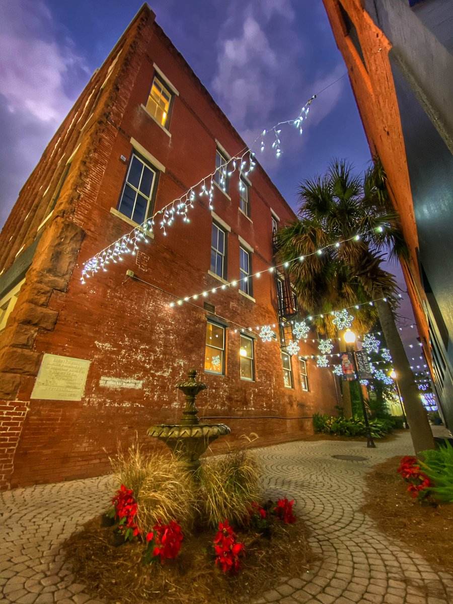 JoshInFlorida's tweet photo. Happy Holidays from Downtown Valdosta! Representing #CapitalCityClosers #TallahasseeIHX! #AlwaysReadyToGo for the #EastEliteExpress competition! ❄️🧊❄️🧊❄️🧊❄️ https://t.co/jzyznj3xz6