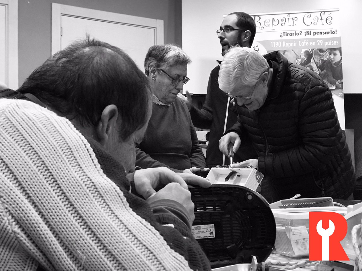 emergetoledo's tweet photo. Cuanto hemos disfrutado, reído y aprendido en el día de hoy. También tuvimos la visita de Cadena SER Toledo. Que bonito es hacer lo que crees y creer en lo que haces. Pequeños gestos, Grandes razones. #RepairCafe #Toledo #EconomiaCircular #FuturoSostenible https://t.co/DcSTa9cRWq