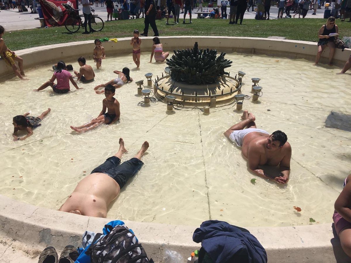 sofiagrinstein's tweet photo. El agua a la mañana // el agua al mediodía https://t.co/UswpiKAfpx