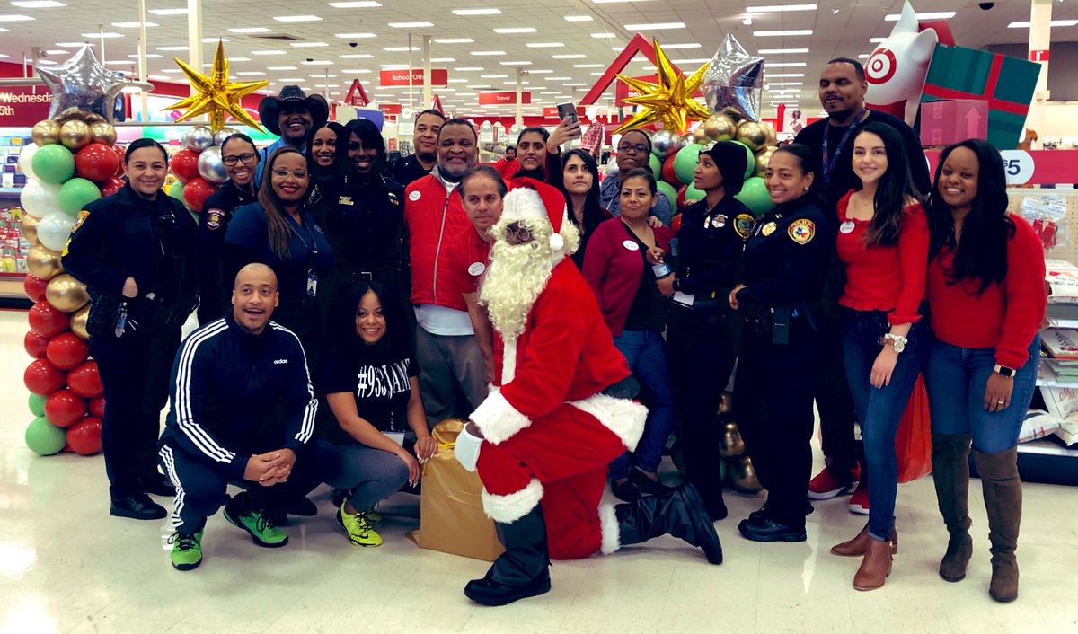 NorquintaG's tweet photo. The Shop with a Cop/Jock Event and the crew that put it all together with Chief Mary Young from Texas Southern University and Thomas with his Target Family🎉 @JuliePleasant @null_bgnull @houstonpolice https://t.co/B4Vuzc0f2w