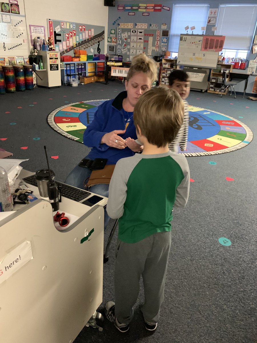 karicgeorge's tweet photo. Tacos for Teachers on Taco Tuesday! Kids had a great time  taking orders and delivering fresh, homemade tacos!  @conwayelemsch @CookingAutInc @InsideAutStaff #bestkidsever #OneFamily #conwayleaders https://t.co/x0xHAcAxVe