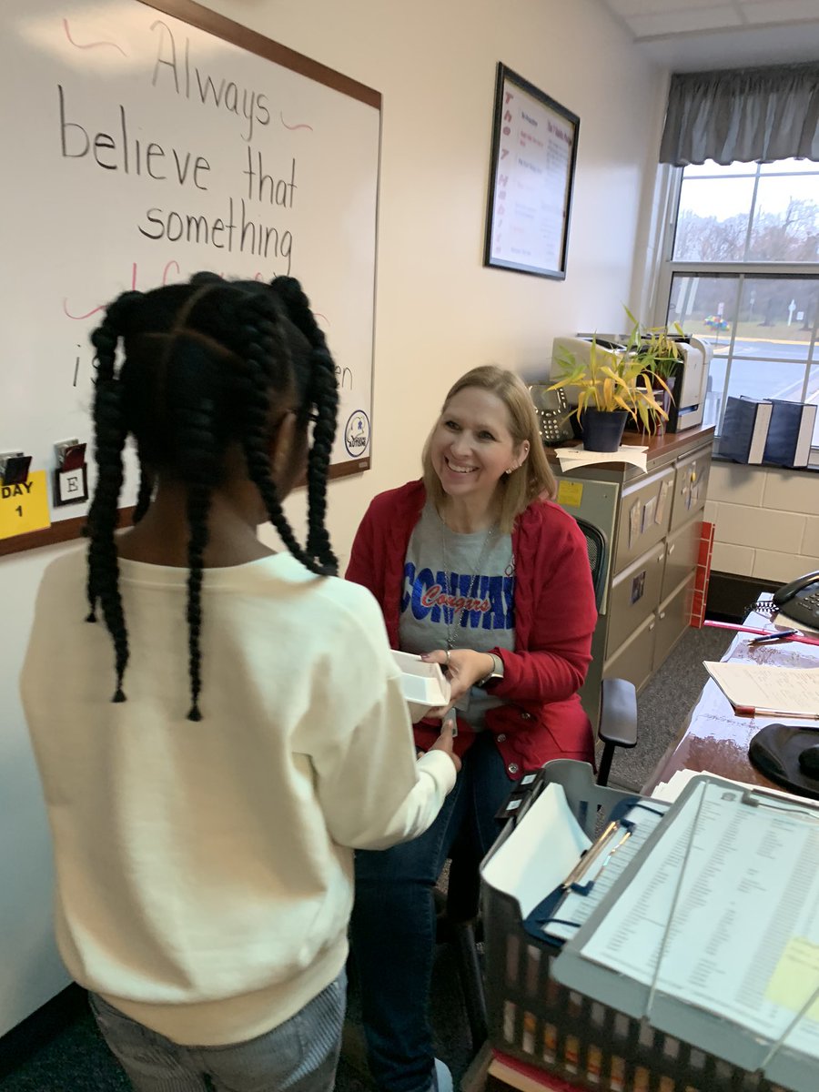 karicgeorge's tweet photo. Tacos for Teachers on Taco Tuesday! Kids had a great time  taking orders and delivering fresh, homemade tacos!  @conwayelemsch @CookingAutInc @InsideAutStaff #bestkidsever #OneFamily #conwayleaders https://t.co/x0xHAcAxVe