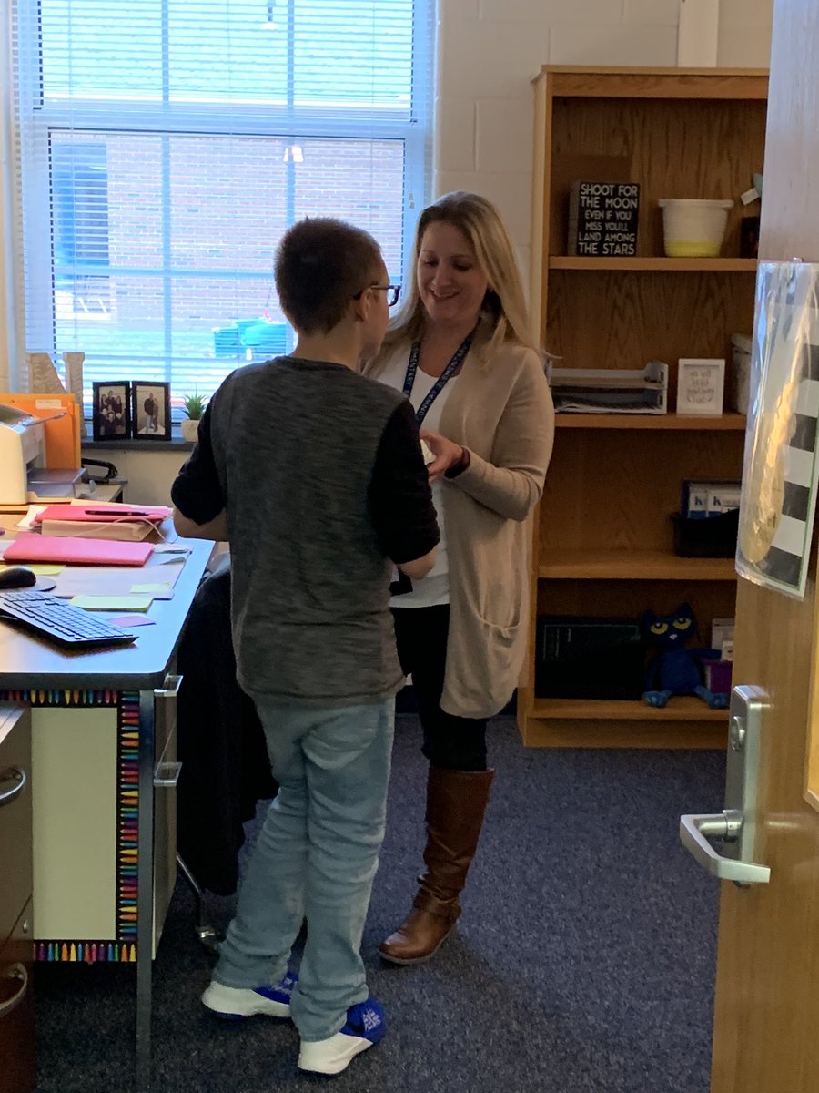 karicgeorge's tweet photo. Tacos for Teachers on Taco Tuesday! Kids had a great time  taking orders and delivering fresh, homemade tacos!  @conwayelemsch @CookingAutInc @InsideAutStaff #bestkidsever #OneFamily #conwayleaders https://t.co/x0xHAcAxVe