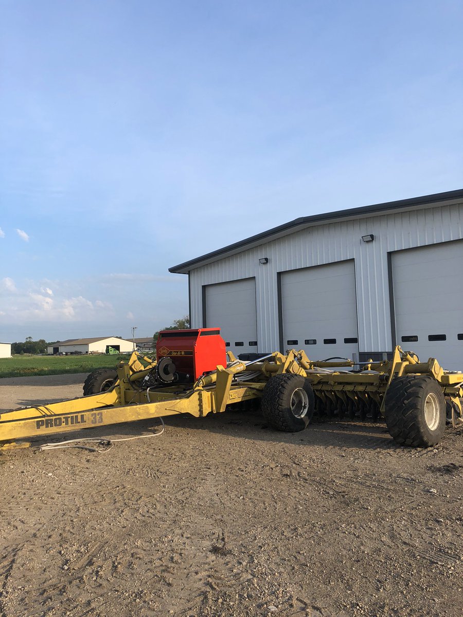 borderlandrents's tweet photo. #AgTwitter Selling a 33ft @DegelmanInd #protill with an orbit air gandy seeder. Set up for #covercrops or granular applicator. Located in East ND. DM with questions or for further details. RT’s appreciated. https://t.co/c5RDK7I2nl