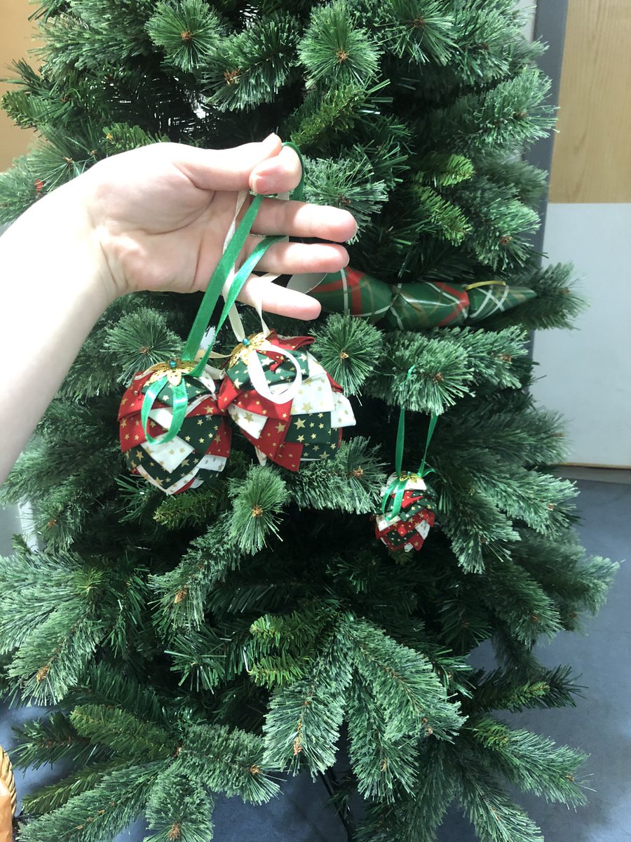 lara_brailey's tweet photo. @LifeBoatGeek @UHP_NHS @PlymouthICUReh1 @Georgia15939634 @DerrifordNurses Was so lovely to see you Lou!! Thank you for the chocolates and the amazing decs for our tree! We love them!!💜💜 https://t.co/NJ0zK5FIIx