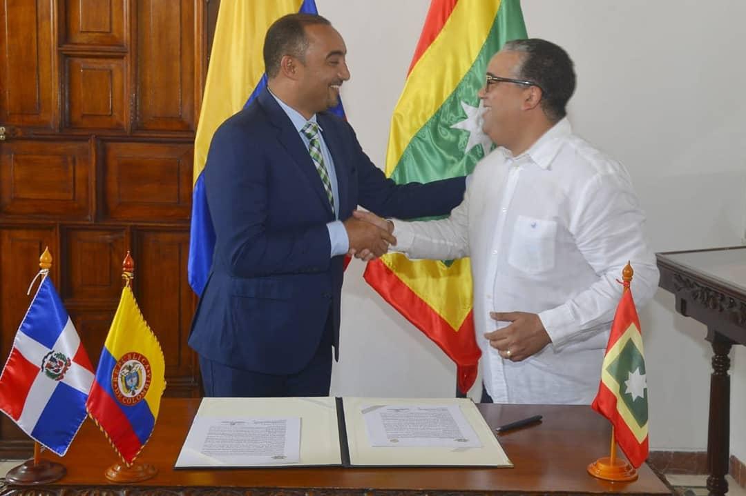 AyuntamientoVPC's tweet photo. ALCALDE DE VERÓN PUNTA CANA FIRMA HERMANAMIENTO CON LA CIUDAD DE CARTAGENA DE INDIAS, COLOMBIA.

La alcaldía de Verón Punta y la alcaldía de Cartagena, Colombia se han hermanado en un acuerdo de cooperación bilateral en varios temas para beneficio de las ciudades hermanadas.- https://t.co/A3BTJyzEQT